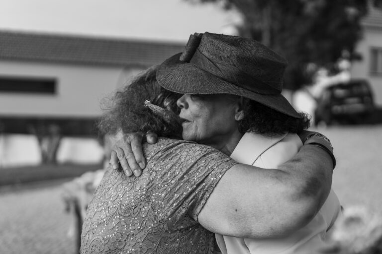 Diogo e Debbie wedding hugs